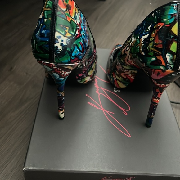 Graphic black heel pumps - Picture 4 of 7